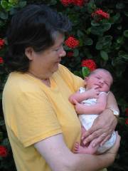 Kerian 09 Dans le jardin avec mamie Bauge !